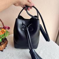 ราคา St. Scott London แท้ ฐาน 7 นิ้วสูง 9 นิ้ว คลอสบอดี้ขนมจีบทรงถัง หนังแท้ สภาพดี สวย สายยาวเดิม มีร่องรอยใช้งานทั่วไป (24934892114)