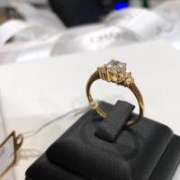 ราคา แหวน cz เหลี่ยมเดียวกันกับแหวนเพชรแท้ เม็ดชู 60 ตัง ประดับเพชรข้าง 3 เม็ดซ้อน (5210793596)