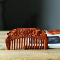 ราคา โลโก้ขายส่งแกะสลักตัวอักษรหวีอินเดียสองด้านกล่องของขวัญสร้างสรรค์แกะสลักใบเล็กๆหวีไม้จันทน์สีแดงแกะสลัก OBV3 (26191601567)