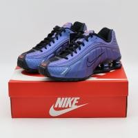 ราคา HQ3446-001 Nike Shox R4 Iridescent Purple (Men's) (42701240219)