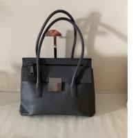 ราคา Vera Wang from NY#กระเป๋าทำงาน#สีเทาเข้ม อะไหล่ black cromuim สภาพ 95%หลายช่องซิป ตำหนิสีถลอก(รูปสุดท้าย) (14445243805)