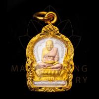 ราคา จี้พระ จี้พระหลวงปู่ทวดสามกษัตริย์ เนื้อทองเหลืองลงซาติน หลังยันต์ชนะจน ทรงใบเสมา กรอบหนาแกะลาย (14248797652)