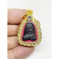 ราคา พระปิดตายันต์ยุ่ง หลวงพ่อทับ วัดทอง เนื้อเมฆพัตร พร้อมตัลบทองไมครอนฝังพลอย App (40166067046)