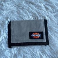 ราคา กระเป๋าสตางค์สีเทา dickies มือสองรุ่นนี้ไม่มีผลิตแล้วของแท้ 100% (42160433927)