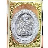 ราคา พระผงหลวงปู่ทวด รุ่นสร้างโบสถ์ หลังตราสัญลักษณ์พระราชพิธีกาญจนาภิเษกปี 2539 พร้อมกล่องเดิมๆ (G 672) (26678657783)