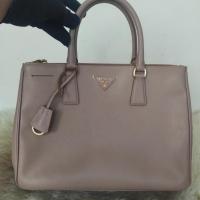 ราคา Prada / Saffiano Lux Double Zip (13826854100)