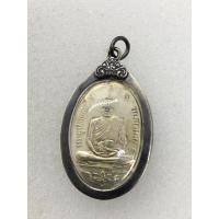 ราคา เหรียญหลวงพ่ออี๋ วัดสัตหีบ รุ่นแรกเหรียยเงิน ปี 2473 พร้อมเลี่ยมกรอบเงินเก่าพร้อมใช้ (11361715258)