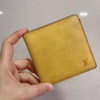 ราคา กระเป๋าเงินสั้น LV หนัง รุ่น epi สีเหลือง ผู้ชาย แท้100% สินค้ามือสอง - Black_Crab (21677933568)