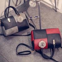 ราคา • พร้อมส่ง • กระเป๋าสะพายทรงหมอน 2 Tone มาพร้อมปอมๆ หนังนิ่ม น่ารัก (1748910597)