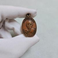 ราคา เหรียญหลวงพ่อคูณ ปริสุทโธ วัดบ้านไร่ จ.นครราชสีมา เป็นเหรียญครึ่งองค์หลวงพ่อ ปี ๒๕๒๒ ตรงปกงดงามมาก (23767673229)