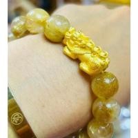 ราคา 6/3/68 กำไลหินนำโชคไหมทอง 12 มิล ปี่เซียะเงินแท้ชุบทอง 2.5 เซน (29628654998)