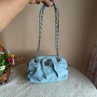 ราคา DKNY แท้ ครอสบอดี้หนังแท้ สีสวยสภาพดีมาก ร่องรอยใช้งานมือสองเล็กน้อย สายยาวสะพายได้สองแบบ ขนาด 8.5x2.5x6 นิ้ว 590 บาท (44100605644)