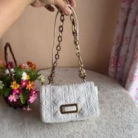 ราคา Zara แท้ สะพายข้างสภาพมีร่องรอยใช้งานมือสอง ซับในสะอาด สายปรับสะพายได้ 2 แบบ 7.5 นิ้วกว้าง 2 นิ้วสูง 5.5 นิ้ว 450 บาท (41372298176)
