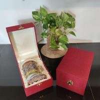 ราคา แก้ว ลายไทยเบญจรงค์ พร้อมกล่องผ้าไหมสีแดง (20600015135)