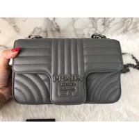 ราคา Used like new prada diagramme flap อปก ชุดการ์ด ถุงผ้า ปี18 สีเทา small size 21*12.5*5 cm (1604661453)