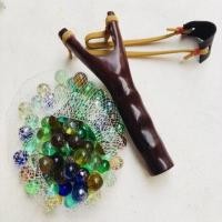 ราคา หนังสติ๊กไม้ดำ ลายมือจับ แถมลูกแก้วคละสี หรือลูกก๋ง 100 ลูก (1132097343)