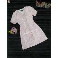 ราคา Love Dress: size S เดรสสั้น คอปก ผ้าลายนูน ทรงเอ แต่งกระดุมมุก ขาวอมชมพู #S235 (19774444415)