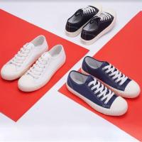 ราคา รองเท้าผู้ชาย รองเท้าผ้าใบ รุ่น KF005M มี 3 สี ได้แก่ สีขาว สีดำ สีแดง สีน้ำเงิน และสีขาวขอบน้ำตาล (8405517339)