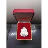 ราคา เหรียญที่ระลึก 111 ปี โรงเรียนนายร้อย จปร แท้ % เนื้อเงิน ทรงเสมา พระรูป ร.5 รัชกาลที่5 ปี พ.ศ.2541 พร้อมกล่องเดิม (27567495595)