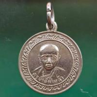 ราคา เหรียญรุ่นแรก ครูบาคำหล้า ที่ระลึกสร้าง พระธาตุพระเจดีย์ ณ วัดจันดี ปี 2505 (23864982123)