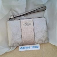 ราคา เหมือนใหม่ ลายซี คล้องมือ S 1ซิป Coachมือสองของแท้Coach F58035 Signature Corner Zip Wristletสีแพลตตินั่มลายซ คาดโรสโกลด์ (21428940733)