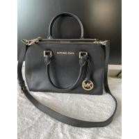 ราคา Michael Kors แท้มือสอง สีดำ อะไหล่ทอง สำหรับถือหรือสะพายไหล่ได้ สภาพดีพร้อมใช้งาน แบรนด์เนมแท้มือสอง (12646433080)