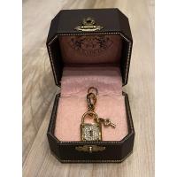 ราคา จี้ Juicy Couture จูซี่ กูตูร์ เป็นรุ่นหายากใช้เป็นจี้สร้อยคอได้ หรือใส่กับสร้อยข้อมือก็ได้ (27928063970)