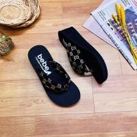 ราคา เบเบ รองเท้าแตะส้นเตารีดพร้อมสายหนีบและตัวอักษรสุดหรู-ทีที347 (41408816103)