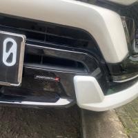ราคา Black Fortuner GR Emblem สําหรับสปอยเลอร์กันชนริมฝีปาก Toyota Fortuner (42271489011)