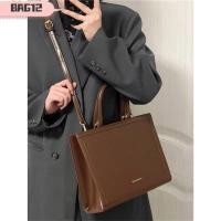 ราคา กระเป๋าสะพายไหล่และถือทรงสี่เหลี่ยมหนังสำหรับผู้หญิง ดีไซน์คลาสสิก พร้อมความจุขนาดใหญ่ (41213962959)