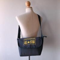 ราคา ส่งฟรี กระเป๋าสะพายข้าง CONVERSE แท้ สภาพดี (1745701883)