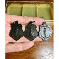 ราคา ชุดเหรียญ 3 องค์ พระหลักเมืองกรุงเทพมหานคร ( พระกาฬไชยศรี,เจ้าพ่อหอกลอง,เจ้าพ่อเจตคุปต์ ) เนื้อทองแดงรมดำ ปี2518 (22952647775)