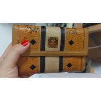 ราคา Mcm มือ2 ของแท้ สภาพดีขนาด 5.8*3.8 " มีร่องรอยตามภาพ โดยรวมดูสวยใหม่ (23333490394)