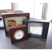 ราคา นาฬิกาตั้งโต๊ะไม้พร้อมกรอบรูปซ้อนสามอัน (05428) กรอบรูป (28465928468)