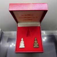 ราคา รูปหล่อลอยองค์ พระไพรีพินาศ ญสส รุ่นประวัติศาสตร์ ๘๐ ปี กรมราชทัณฑ์ เนื้อเงิน และ นวะโลหะ วัดบวรนิเวศวิหาร พ.ศ.2538 (29403258052)