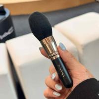 ราคา MAC Powder Flame Brush แปรงปัดแป้ง/แก้ม พกพาง่าย ขนนุ่มแน่นฟู (40907642344)