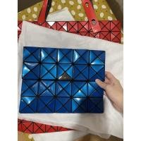 ราคา BaoBao Clutch bag สีน้ำเงินอมเขียวแท้จากชอปญี่ปุ่น มือสอง (8073898363)