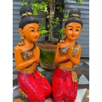 ราคา ตุ๊กตาไม้ นางไหว้ คู่ นั่ง 20 นิ้ว แกะสลัก ประดับกระจกสี สวมชุดไทยโจงกระเบน ตุ๊กตานาง ไหว้ สวัสดี (10002031596)