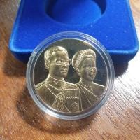 ราคา เหรียญพระราชทานในหลวงคู่พระราชินี ปี45 เนื้อเงินชุบทองคำพร้อมตลับและกล่องเดิมๆ (3657525740)