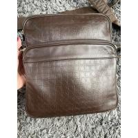 ราคา Salvatore Ferragamo crossbody ชายปั้มลายโมโนแกรมทั้งใบ มีแค่ลอยถลอดจิ้ดๆที่มุมก้นเป๋า สวยมากๆๆๆ (26700922345)