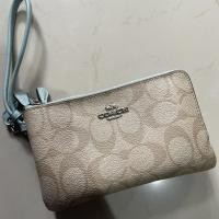 ราคา Coach Wristlet คล้องมือ 2 ซิป ไซส์ S ✨ (8625097676)