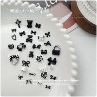 ราคา 5 ชิ้นชุดครีมแต่งเล็บสไตล์ชาแนลสีดําสีขาวผูกโบว์เครื่องประดับที่เรียบง่ายโบว์คริสตัลจี้เล็บอุปกรณ์เสริม (29426506644)