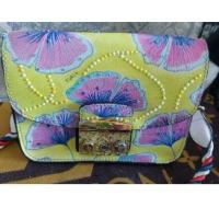 ราคา กระเป๋าFurlaหนังแท้เพนท์ลายดอกไม้ประดับหมุดเล็กสีเหลืองมือสอง (20889344957)