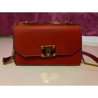 ราคา CHARLES & KEITH CLASSIC FRONT FLAP CROSSBODY BAG สภาพ99% ใช้ครั้งเดียว (1843033141)