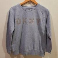 ราคา เสื้อสเวตเตอร์สีเทา ลายสกรีน DKNY อก38ยาว24(เสื้อมือสอง) (20086798478)