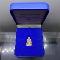 ราคา รูปหล่อลอยองค์ หลวงพ่อทวด เหยียบน้ำทะเลจืด เนื้อเงินสามกษัตริย์ รุ่นครบรอบกระทรวงกลาโหม 115 ปี พ.ศ.2545 พร้อมกล่องเดิม (23481673849)
