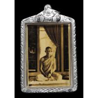 ราคา พระบรมฉายาลักษณ์ในหลวงรัชกาลที่ 9 ทรงผนวช วัดบวรนิวศวิหาร พ.ศ. 2508 เลี่ยมเงินแท้ (40758226036)