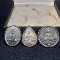 ราคา ชุดเหรียญพระแก้วมรกต 3 ฤดู หลัง ภปร. ปี25 ฉลองพระศรีรัตนศาสดาราม รุ่น มีพระราชศรัทธา เนื้อเงิน ผิวเดิม กล่องหนังเขียว (23285362307)