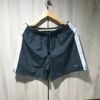 ราคา กางเกงกีฬาขาสั้นผ้าร่ม NiKE สีดำแถบขาว ของแท้มือสอง (43764571050)