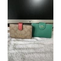 ราคา coach แท้มือสอง กระเป๋าสตางค์โค้ชใบสั้น สีน้ำตาล สีเขียว หนึ่งซิป อะไหล่ทอง สภาพดี พร้อมใช้งาน แบรนด์เนมเท้มือสอง (11669247486)